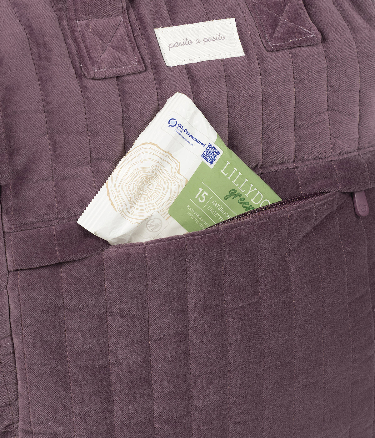 Mochila de maternidade Cherry Velvet da Pasito a Pasito com bolso frontal.