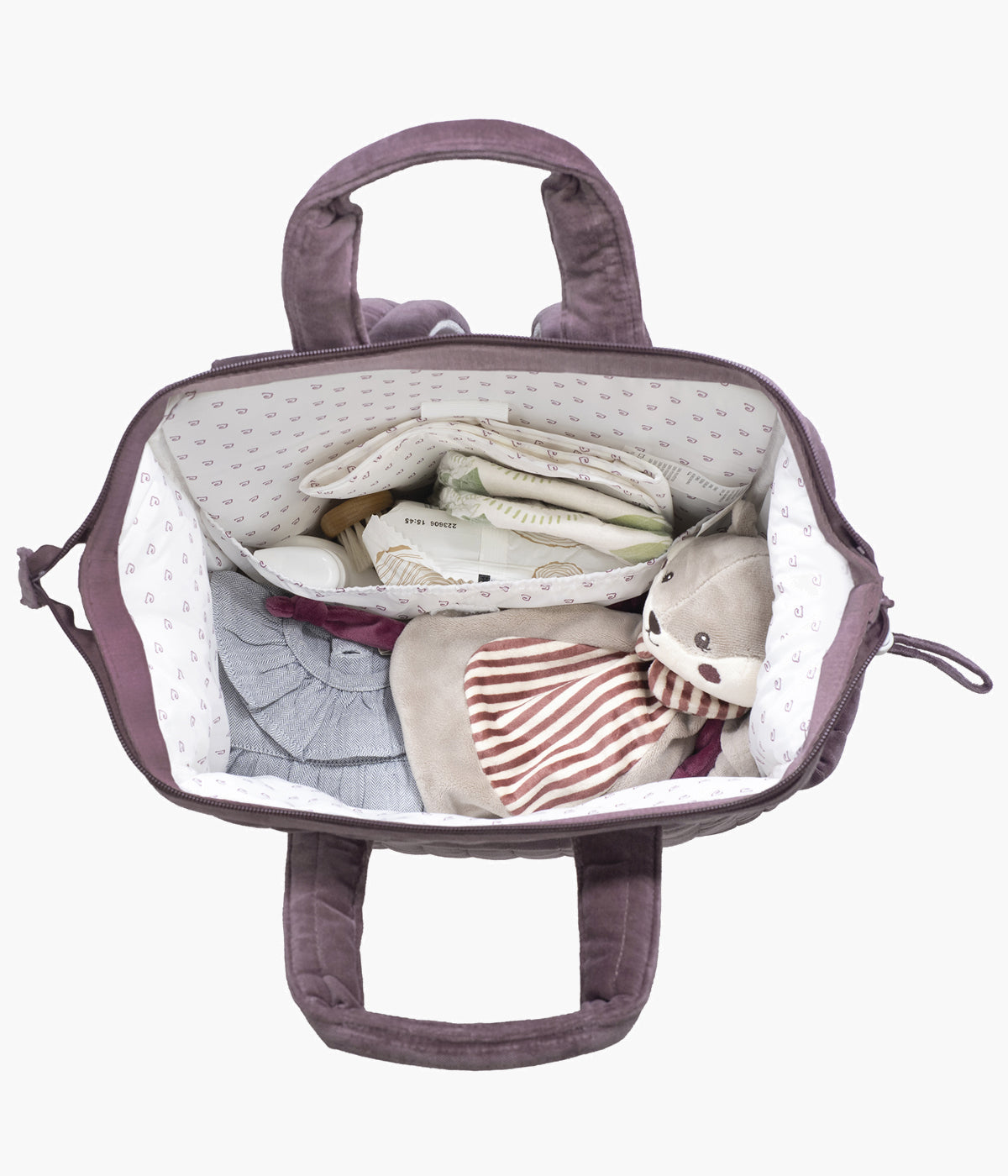 Mochila de maternidade Cherry Velvet da Pasito a Pasito aberta com coisas de bebé no interior.