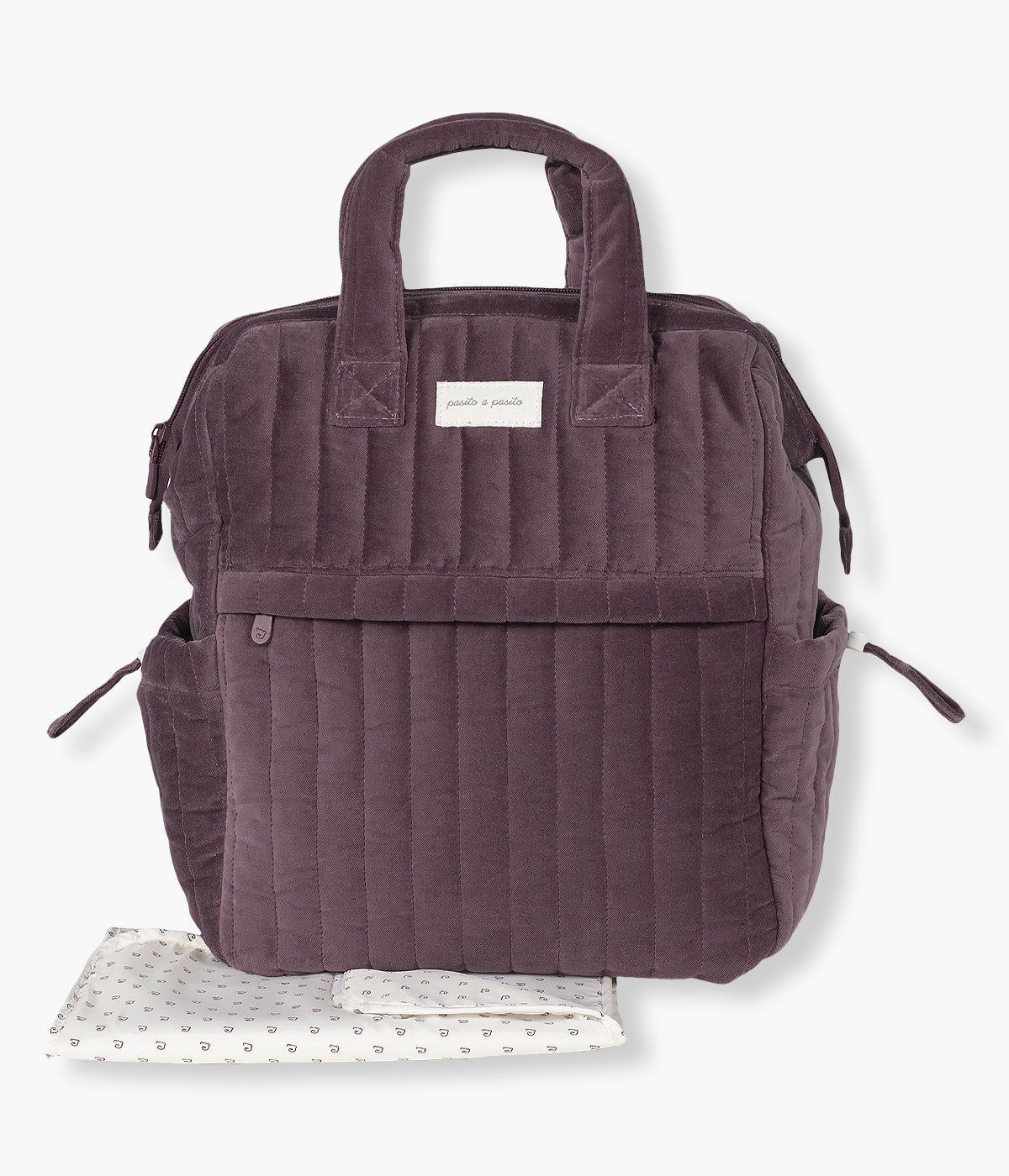 Mochila de maternidade Cherry Velvet da Pasito a Pasito com exterior em veludo de algodão impermeável em tons de bordô. Funcional, elegante e ideal para o dia a dia com o(a) bebé.