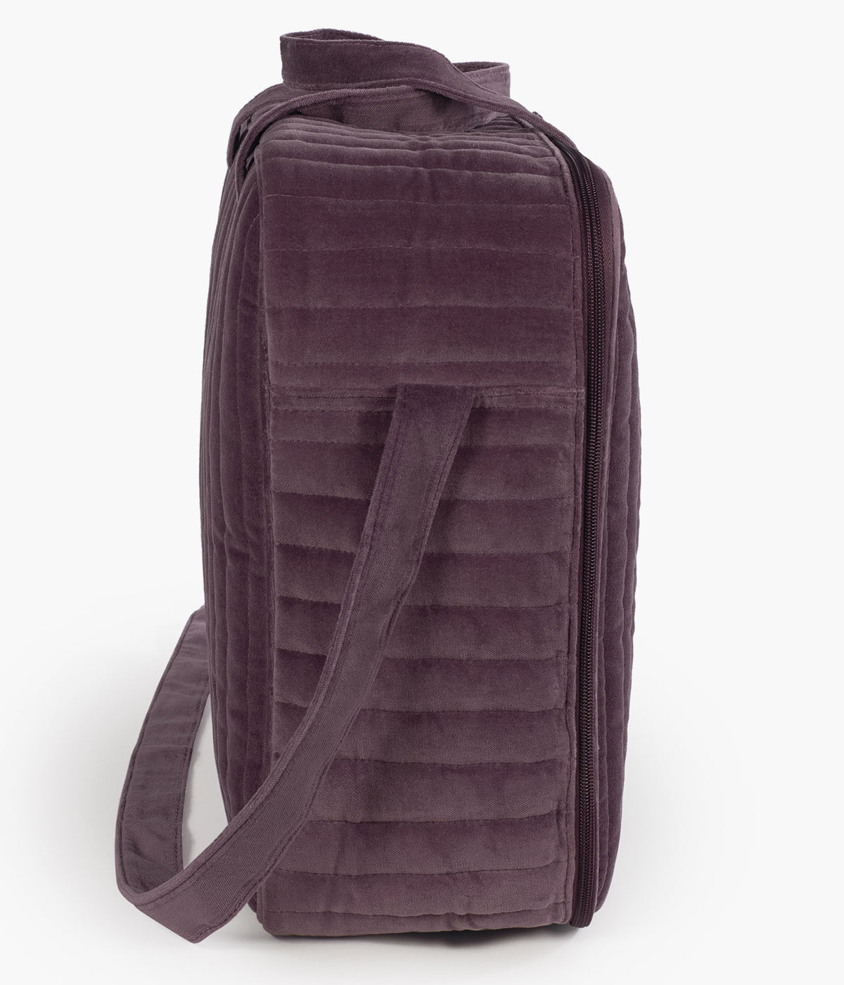 Mala de maternidade Pasito a Pasito Cherry Velvet com exterior em veludo de algodão impermeável em tons de bordô de formato retangular ideal para levar para a maternidade. Oferece grande capacidade, resistência e um toque de charme inconfundível.