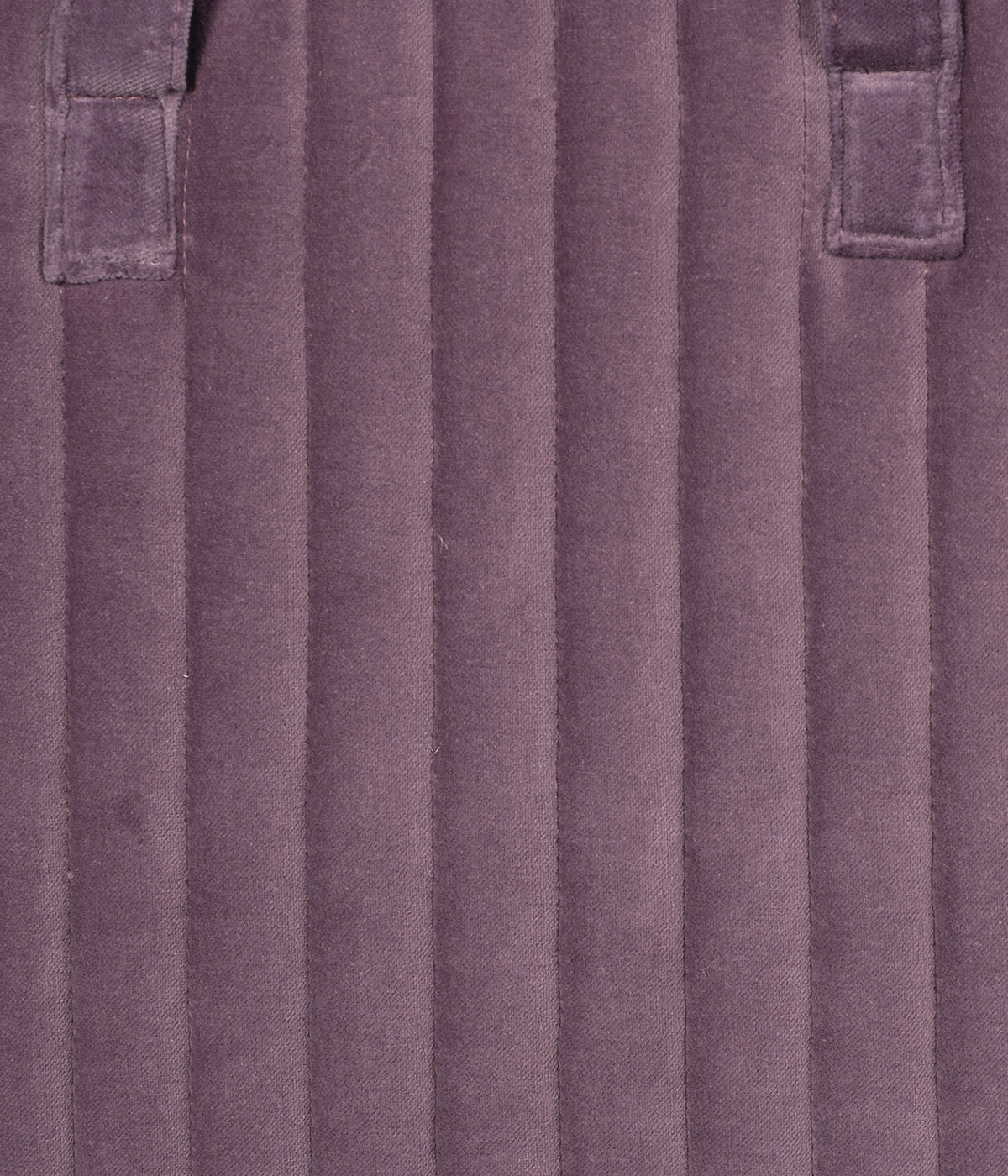 Mala de maternidade Pasito a Pasito Cherry Velvet com exterior em veludo de algodão impermeável em tons de bordô de formato retangular ideal para levar para a maternidade. Oferece grande capacidade, resistência e um toque de charme inconfundível.