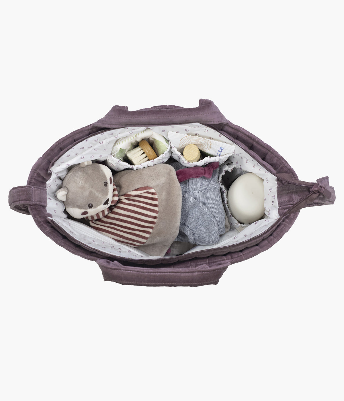 Bolsa de passeio Cherry Velvet da Pasito a Pasito aberta com coisas de bebé no interior.