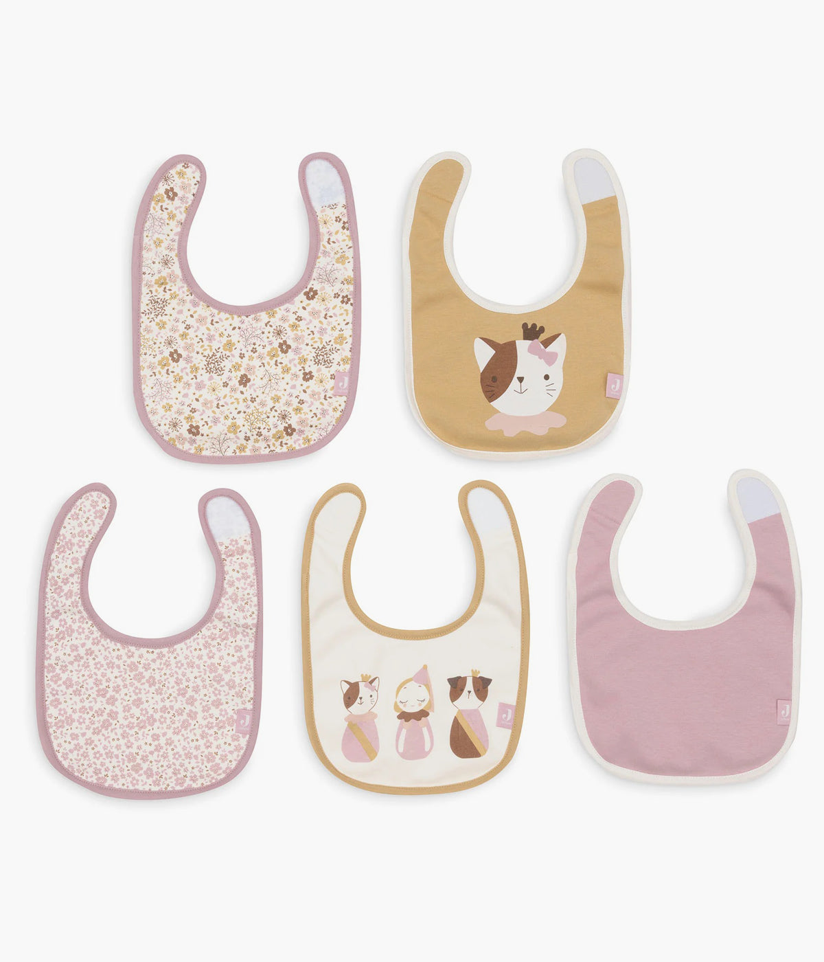 Pack de 5 Babetes Impermeáveis Flower Fairies da Jollein, 100% algodão. Perfeitas para as refeições do seu bebé, possuem um fecho em velcro para colocar e retirar facilmente. Práticas babetes que mantêm a roupa limpa e seca, combinando funcionalidade e um toque encantador com os seus adoráveis padrões.