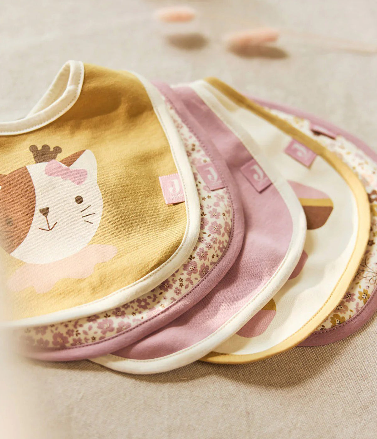 Pack de 5 Babetes Impermeáveis Flower Fairies da Jollein, 100% algodão. Perfeitas para as refeições do seu bebé, possuem um fecho em velcro para colocar e retirar facilmente. Práticas babetes que mantêm a roupa limpa e seca, combinando funcionalidade e um toque encantador com os seus adoráveis padrões.