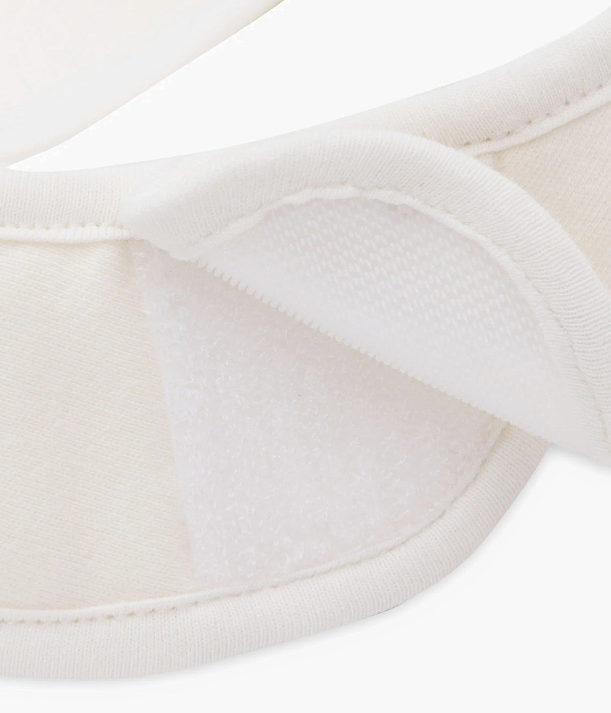 Pack de 5 babetes impermeáveis Teddy Bear da Jollein, 100% algodão. Perfeitas para as refeições do bebé, possuem um fecho em velcro para colocar e retirar facilmente. Práticas babetes que mantêm a roupa limpa e seca, combinando funcionalidade e um toque encantador com padrão ursos de peluche.