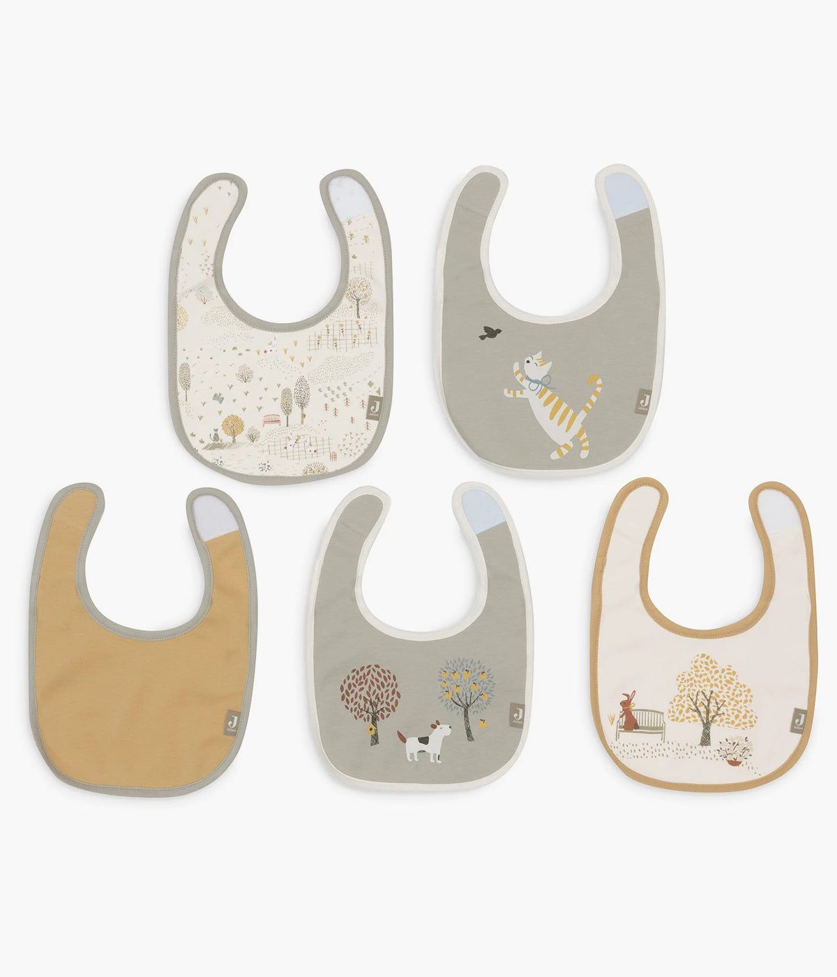 Pack de 5 babetes impermeáveis Tiny Park da Jollein, 100% algodão. Perfeitas para as refeições do bebé, possuem um fecho em velcro para colocar e retirar facilmente. Práticas babetes que mantêm a roupa limpa e seca, combinando funcionalidade e um toque encantador com os seus adoráveis padrões com elementos da natureza.
