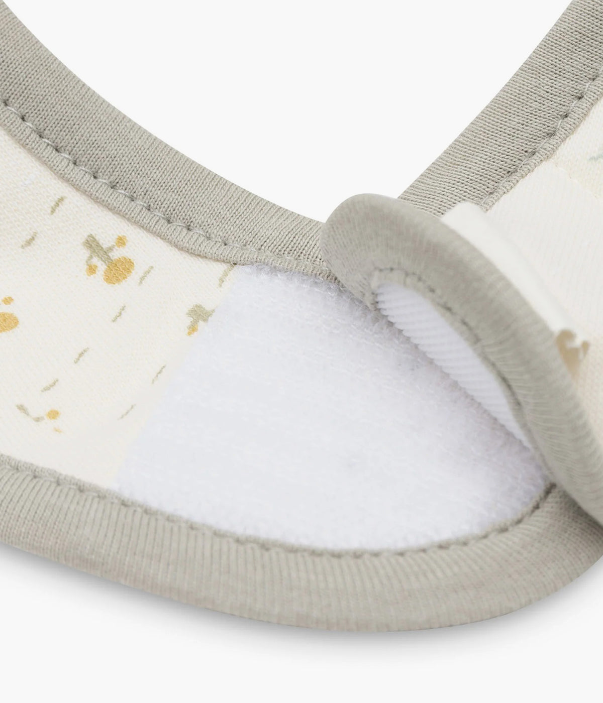 Pack de 5 babetes impermeáveis Tiny Park da Jollein, 100% algodão. Perfeitas para as refeições do bebé, possuem um fecho em velcro para colocar e retirar facilmente. Práticas babetes que mantêm a roupa limpa e seca, combinando funcionalidade e um toque encantador com os seus adoráveis padrões com elementos da natureza.