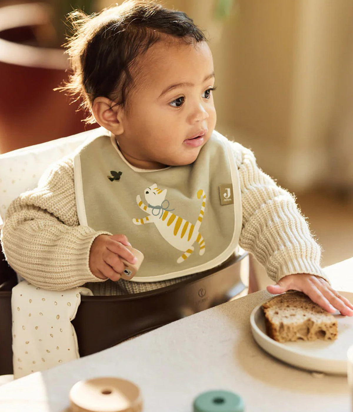 Pack de 5 babetes impermeáveis Tiny Park da Jollein, 100% algodão. Perfeitas para as refeições do bebé, possuem um fecho em velcro para colocar e retirar facilmente. Práticas babetes que mantêm a roupa limpa e seca, combinando funcionalidade e um toque encantador com os seus adoráveis padrões com elementos da natureza.