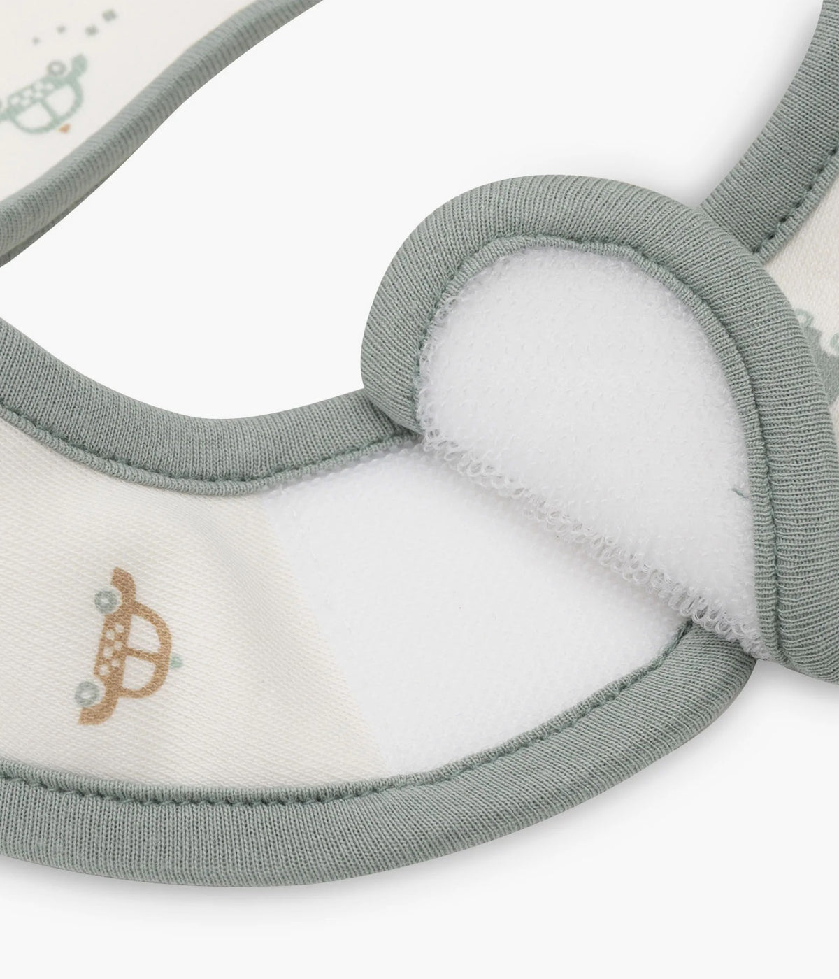 Pack de 5 babetes impermeáveis On The Go da Jollein, 100% algodão. Perfeitas para as refeições do bebé, possuem um fecho em velcro para colocar e retirar facilmente. Práticas babetes que mantêm a roupa limpa e seca, combinando funcionalidade e um toque encantador com padrões da veículos.