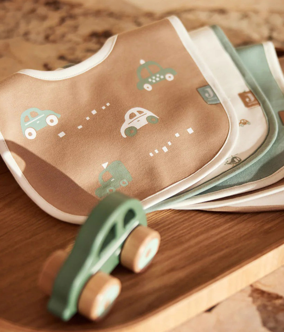 Pack de 5 babetes impermeáveis On The Go da Jollein, 100% algodão. Perfeitas para as refeições do bebé, possuem um fecho em velcro para colocar e retirar facilmente. Práticas babetes que mantêm a roupa limpa e seca, combinando funcionalidade e um toque encantador com padrões da veículos.