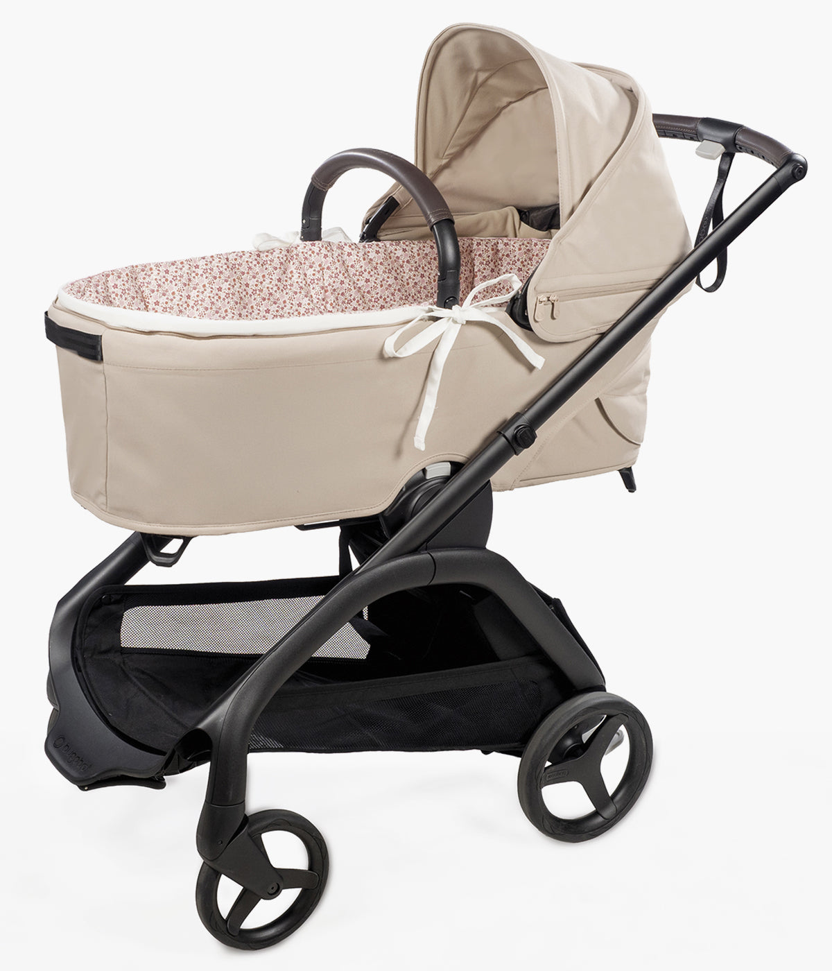 Forra para alcofa Pasito a Pasito Cherry Flowers com delicado padrão floral em tons de rosa, 100% algodão. Desenhado para proporcionar à bebé o máximo conforto e elegância, este conjunto é composto por uma forra com varas e um lençol tecido musselina ajustável de toque suave e respirável, ideal para a pele delicada da recém-nascida.