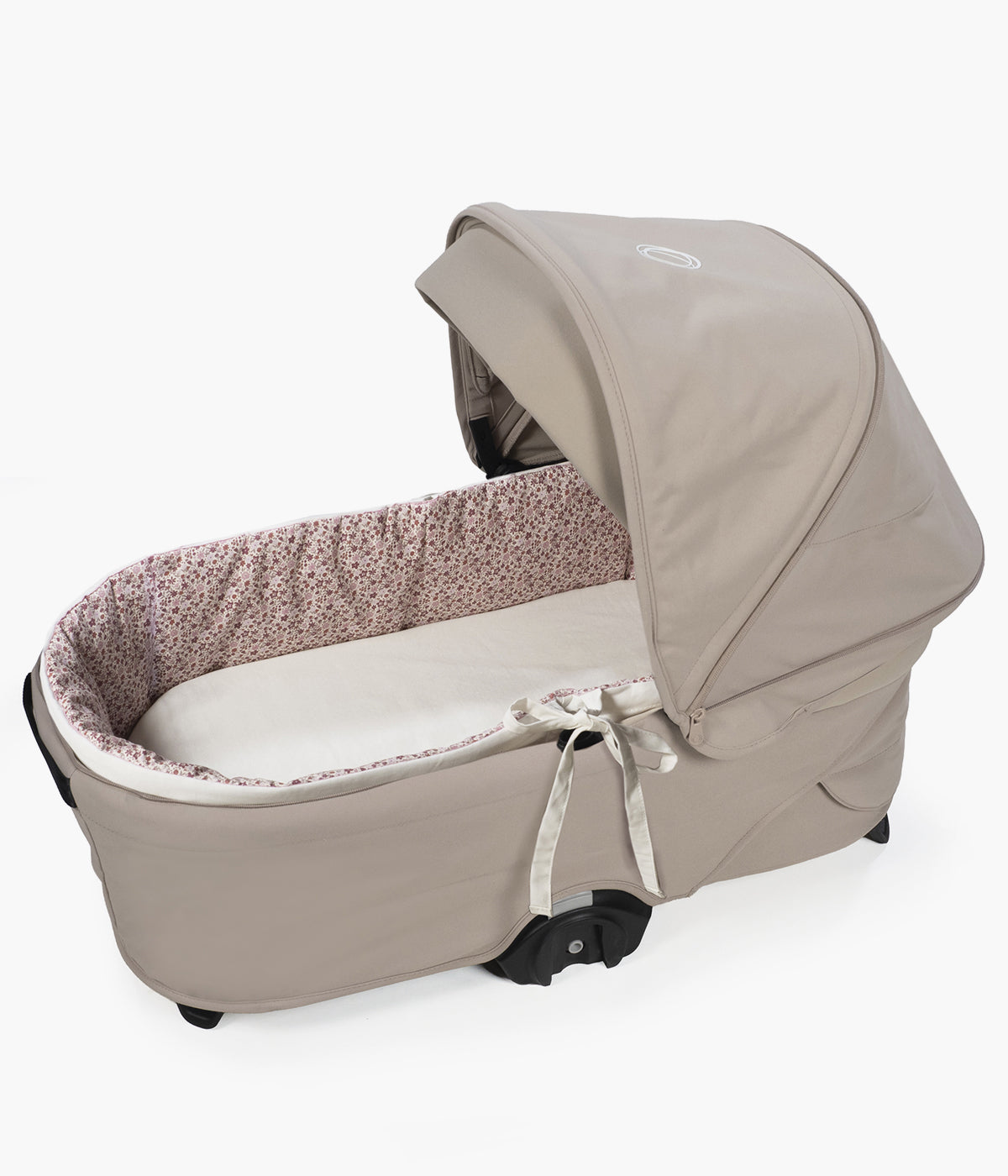 Forra para alcofa Pasito a Pasito Cherry Flowers com delicado padrão floral em tons de rosa, 100% algodão. Desenhado para proporcionar à bebé o máximo conforto e elegância, este conjunto é composto por uma forra com varas e um lençol tecido musselina ajustável de toque suave e respirável, ideal para a pele delicada da recém-nascida.