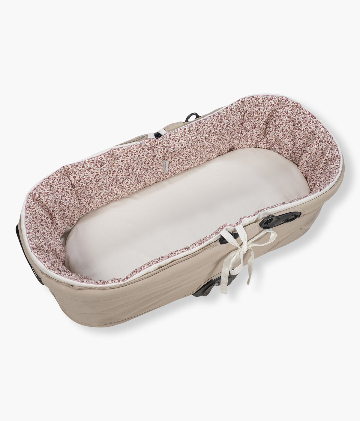 Forra para alcofa Pasito a Pasito Cherry Flowers com delicado padrão floral em tons de rosa, 100% algodão. Desenhado para proporcionar à bebé o máximo conforto e elegância, este conjunto é composto por uma forra com varas e um lençol tecido musselina ajustável de toque suave e respirável, ideal para a pele delicada da recém-nascida.