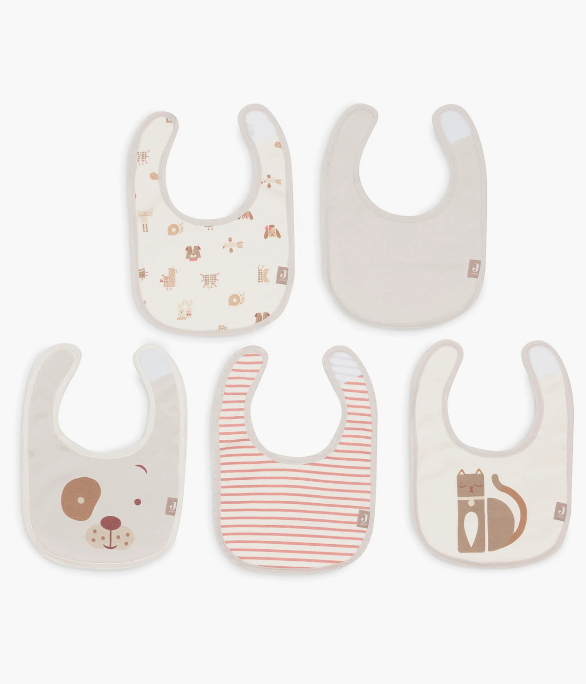 Pack de 5 babetes impermeáveis Animal Friends da Jollein, 100% algodão. Perfeitas para as refeições do bebé, possuem um fecho em velcro para colocar e retirar facilmente. Práticas babetes que mantêm a roupa limpa e seca, combinando funcionalidade e um toque encantador com os seus adoráveis padrões.