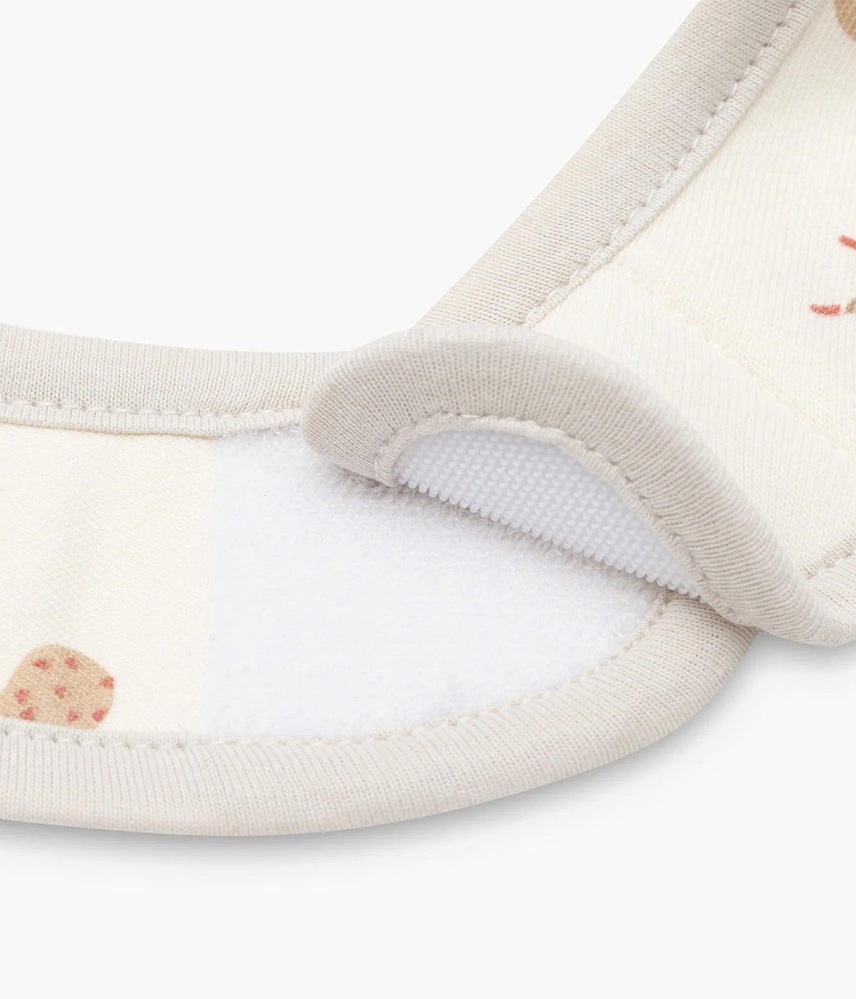 Pack de 5 babetes impermeáveis Animal Friends da Jollein, 100% algodão. Perfeitas para as refeições do bebé, possuem um fecho em velcro para colocar e retirar facilmente. Práticas babetes que mantêm a roupa limpa e seca, combinando funcionalidade e um toque encantador com os seus adoráveis padrões.