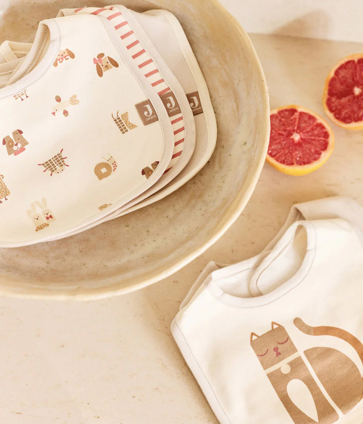 Pack de 5 babetes impermeáveis Animal Friends da Jollein, 100% algodão. Perfeitas para as refeições do bebé, possuem um fecho em velcro para colocar e retirar facilmente. Práticas babetes que mantêm a roupa limpa e seca, combinando funcionalidade e um toque encantador com os seus adoráveis padrões.