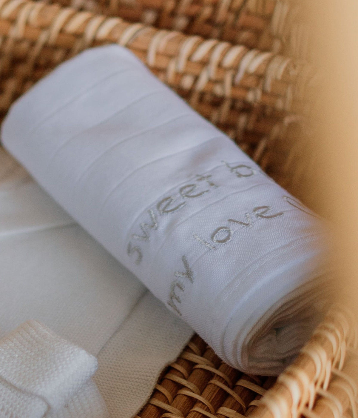 Fralda musselina da Wedoble para bebé e recém-nascido(a), 100% algodão. Picueta à cor a toda a volta e detalhe no canto com bordado "My Sweet Baby My Love" em cinza.