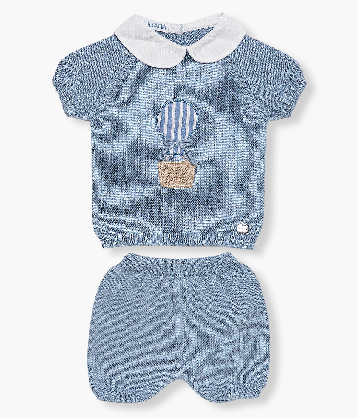 Vista de frente do conjunto em malha azul da Juliana para bebé menino e recém‑nascido, composto por camisola e calção. Camisola de manga curta com gola redonda cortada branca e balão de ar quente bordado na frente com laço. Calção liso a combinar.