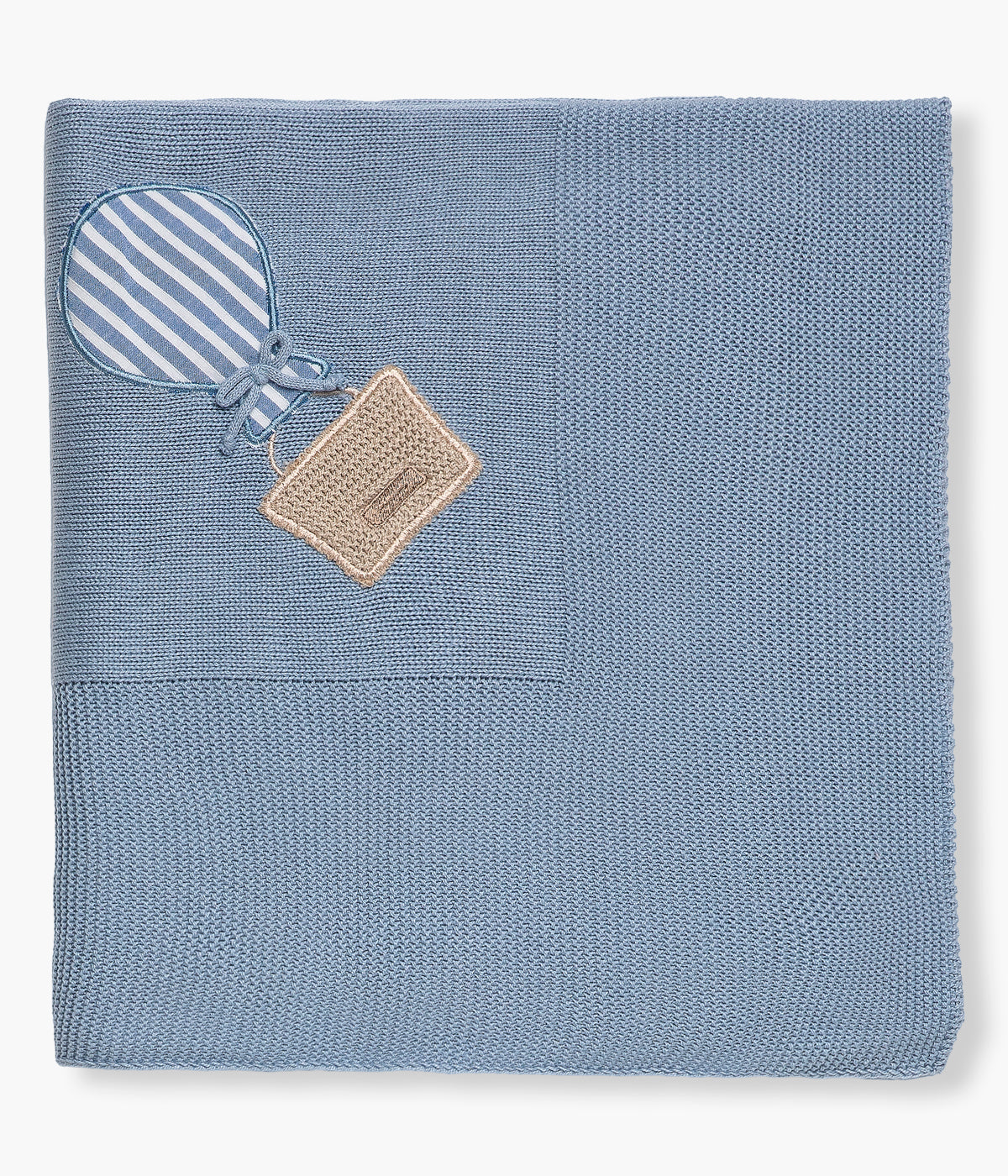 Manta em malha azul da Juliana para bebé menino e recém-nascido. Delicada manta de formato quadrado com bordado balão de ar quente com laço decorativo.