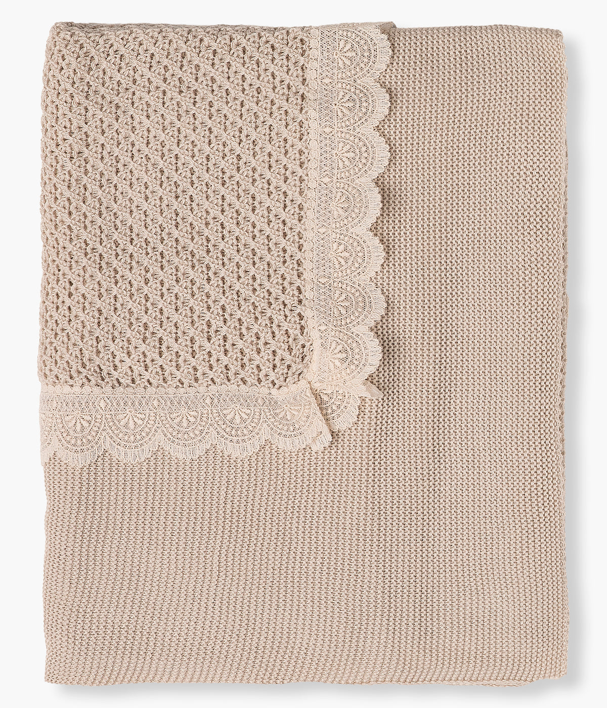Manta em malha bege da Juliana para bebé menina e recém-nascida. Delicada manta de formato quadrado com detalhes perfurados no centro de contornos em renda detalhada.