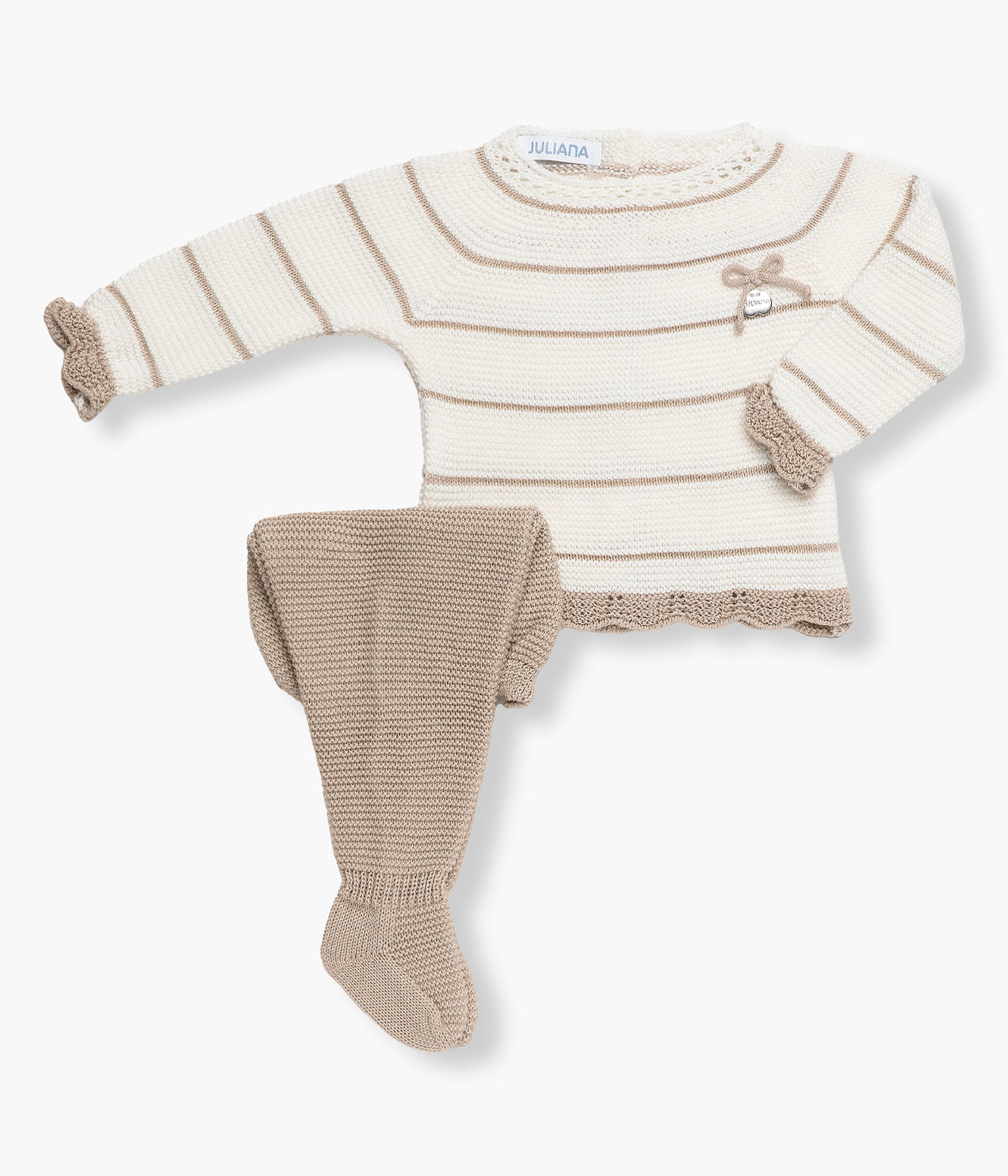 Vista de frente do conjunto em malha pérola e bege da Juliana para bebé e recém‑nascido(a), composto por camisola e calças Camisola de manga comprida pérola com riscas bege, detalhes perfurados na gola, punhos e contorno inferior e laço com medalha no peito. Calças lisas com pés de cor bege.