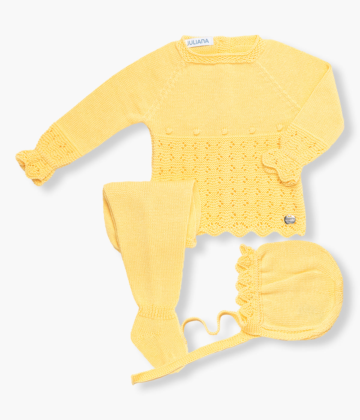 Vista de frente do conjunto em malha amarelo da Juliana para bebé e recém‑nascido(a), composto por camisola, calças e touca. Camisola de manga comprida com detalhes perfurados e contornos com efeito ondulado. Touca e calças lisas com pés a combinar.