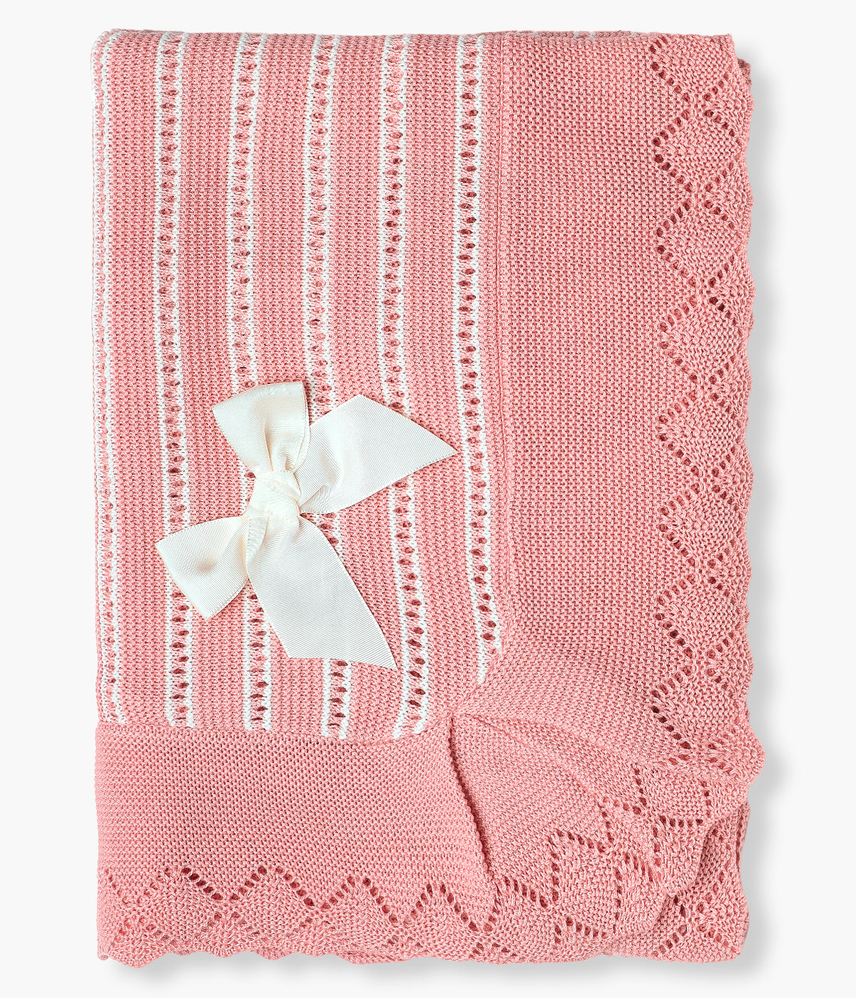 Manta em malha rosa-velho da Juliana para bebé menina e recém-nascida. Delicada manta de formato quadrado com detalhes perfurados no centro e laço gorgurão pérola.