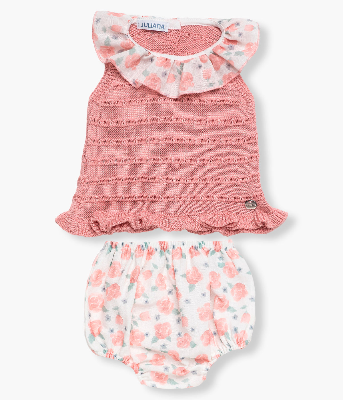 Vista de frente conjunto em malha e tecido da Juliana para bebé menina e recém‑nascida, composto por camisola e tapa fraldas. Camisola de malha sem mangas coim gola folho padrão floral, detalhes perfurados na malha e efeito folho nos contornos inferiores. Tapa fraldas em tecido com padrão a combinar com a gola.