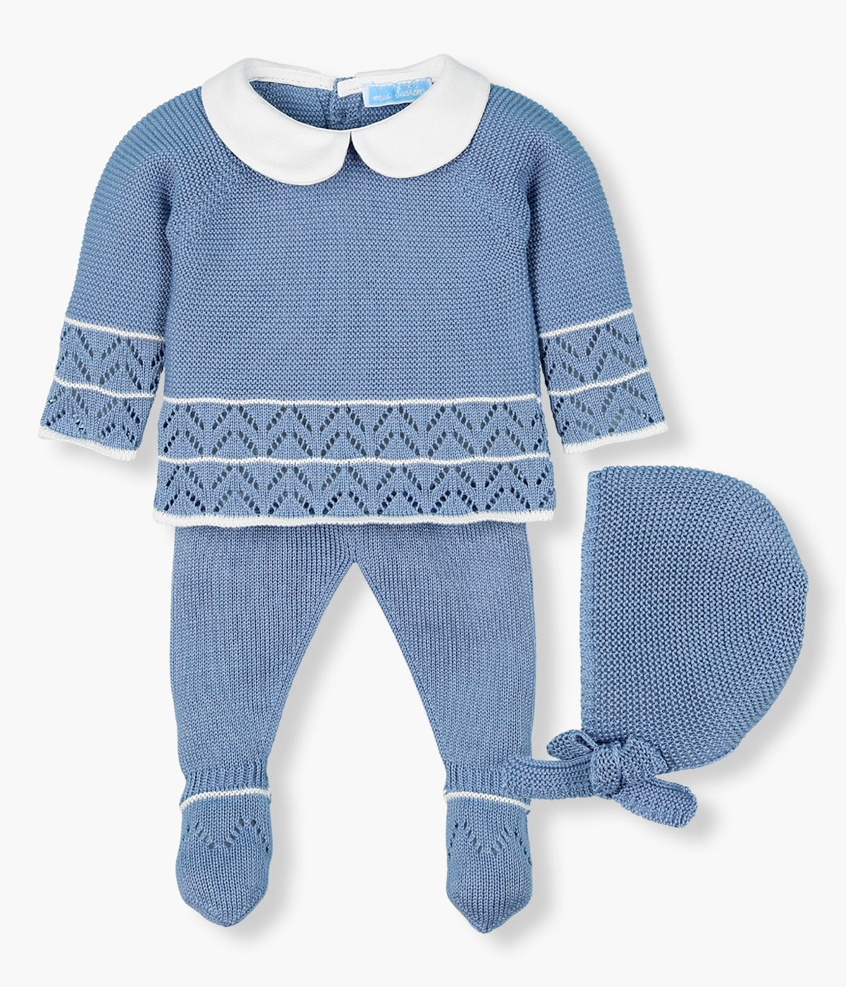 Conjunto de 3 peças em malha azul da Mac Ilusión composto por camisola, calças e touca para bebé e recém-nascido(a). Camisola com detalhes perfurados, gola redonda cortada e riscas em branco. Touca lisa. Calças com pés detalhados a combinar.