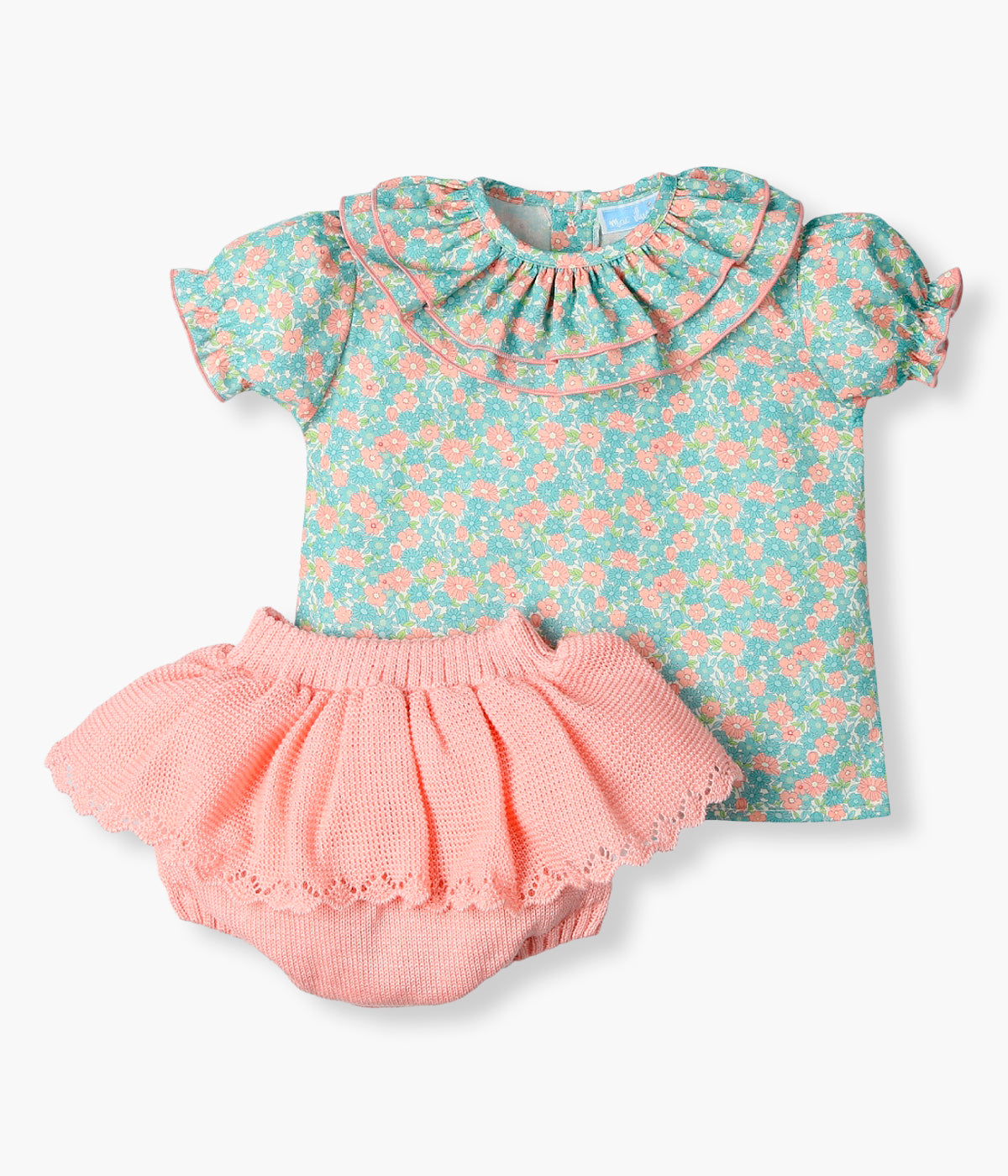 Conjunto de 2 peças Mac Ilusión composto por blusa e tapa fraldas para bebé menina e recém‑nascida. Blusa de manga curta em algodão com padrão floral em tons de azul, verde e rosa com gola folho dupla. Tapa fraldas em malha com tule com detalhes perfurados.