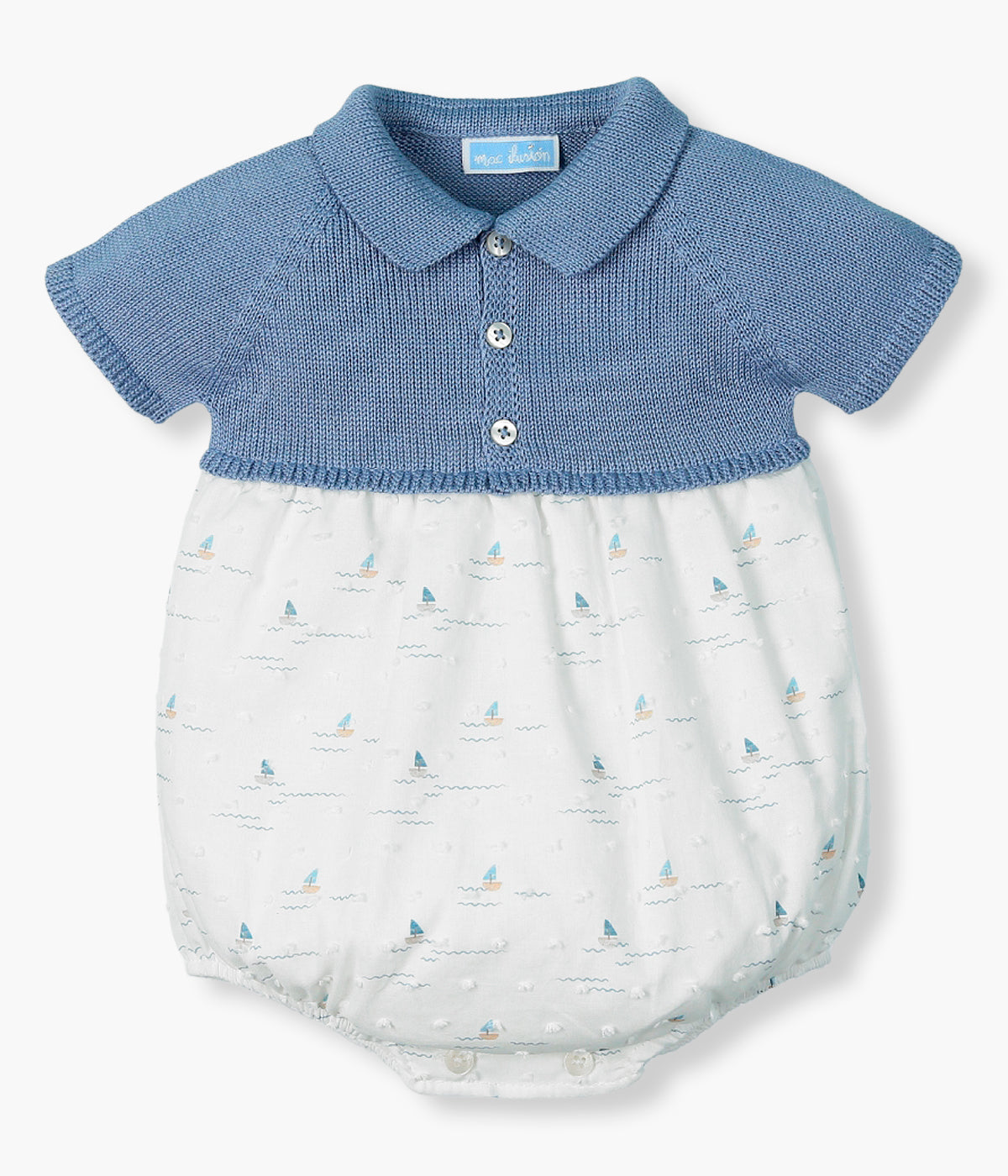 Fofo em malha e tecido de manga curta azul da Mac Ilusión para bebé e recém-nascido(a). Parte superior em malha com gola bico. Parte inferior em tecido plumeti branco com padrão barcos. Forro no interior.