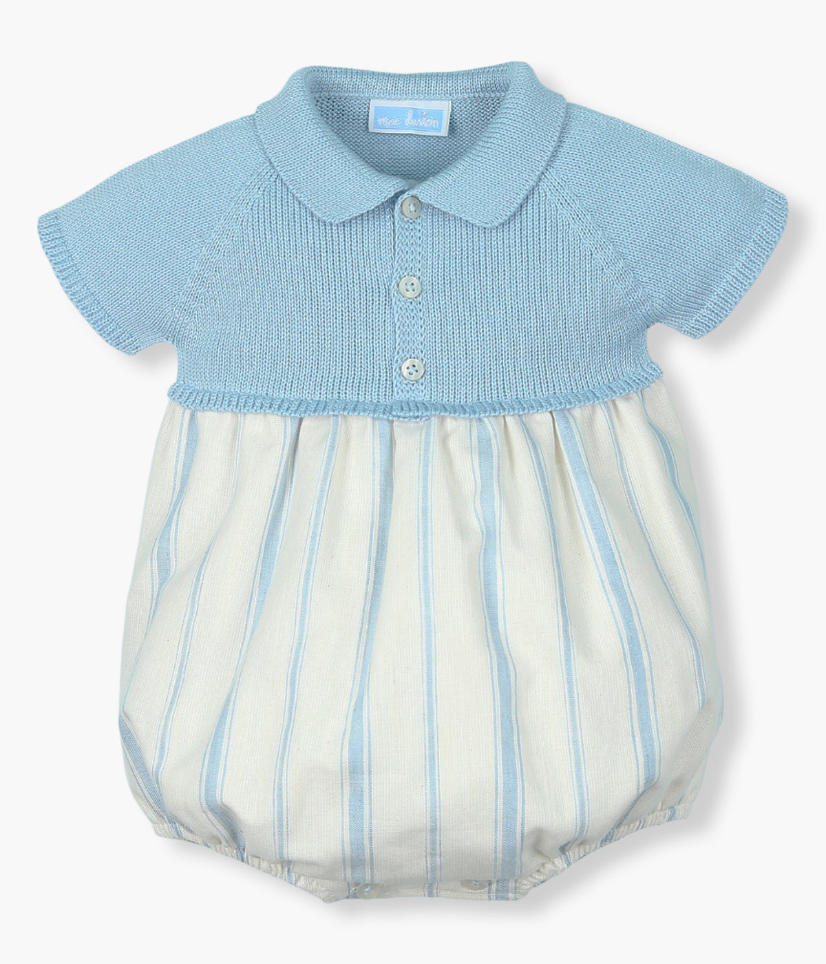 Fofo em malha e algodão de manga curta azul da Mac Ilusión para bebé e recém-nascido(a). Parte superior em malha com gola bico. Parte inferior em tecido branco com padrão riscas azuis. Forro no interior.