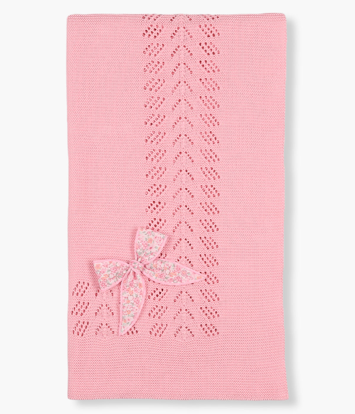 Manta em malha rosa Mac Ilusión para bebé menina e recém-nascida. Delicada manta com detalhes perfurados e laço com padrão floral.