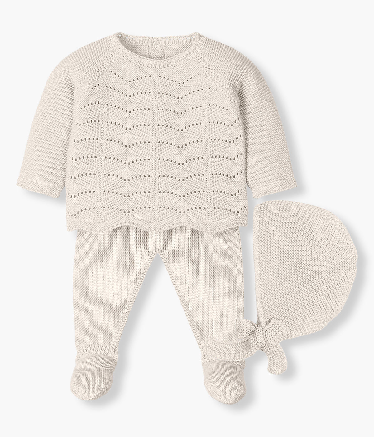 Conjunto de 3 peças em malha pérola da Mac Ilusión composto por camisola, calças e touca para bebé e recém-nascido(a). Camisola com detalhes perfurados. Touca lisa. Calças com pés detalhados a combinar.