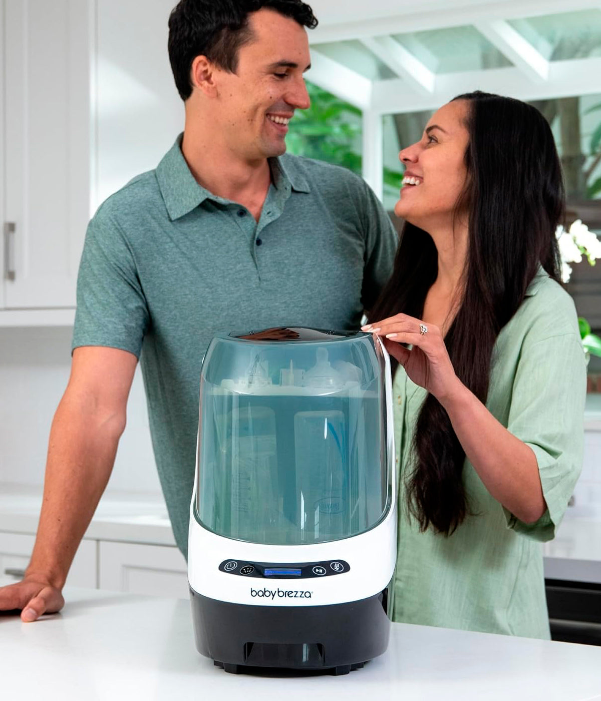 Lava, Esteriliza e Seca Biberões Baby Brezza Bottle Washer Pro com um casal a sorrir