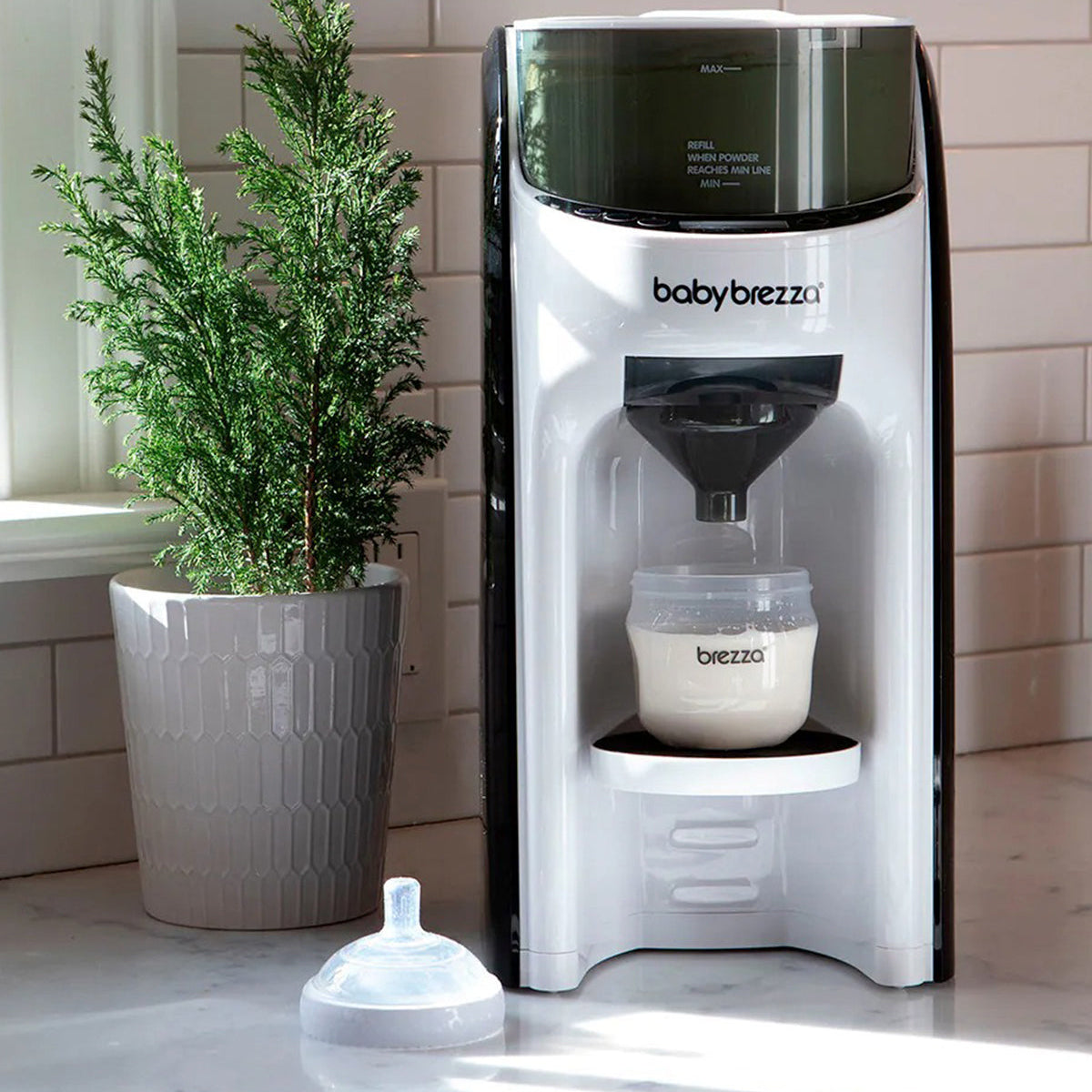 Preparador Automático de Biberões Baby Brezza Formula Pro Advanced na cozinha.