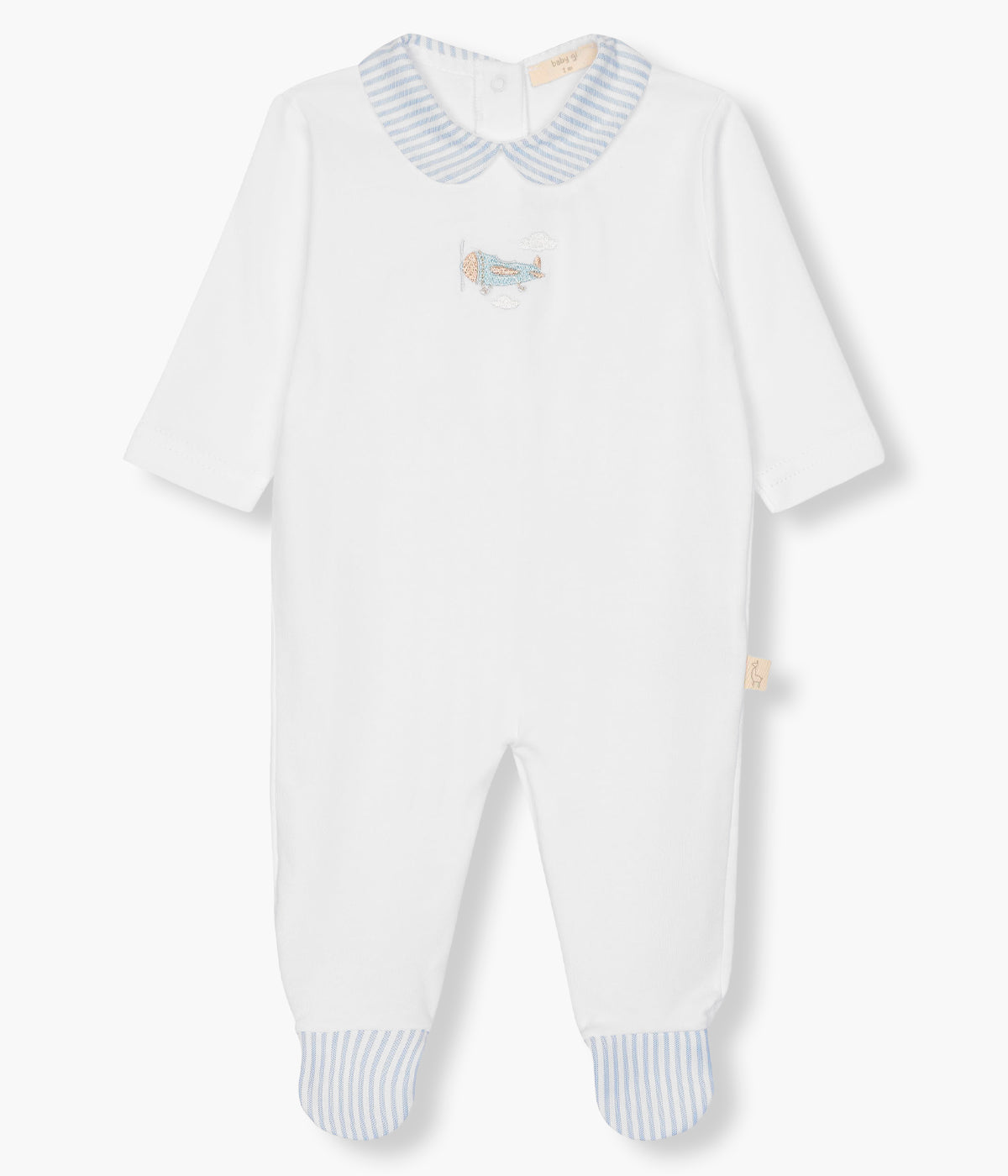 Vista de frente do babygrow em algodão branco da Baby Gi para bebé menino e recém-nascido. Gola redonda cortada e pés com padrão riscas azuis. Bordado de avioneta no peito.