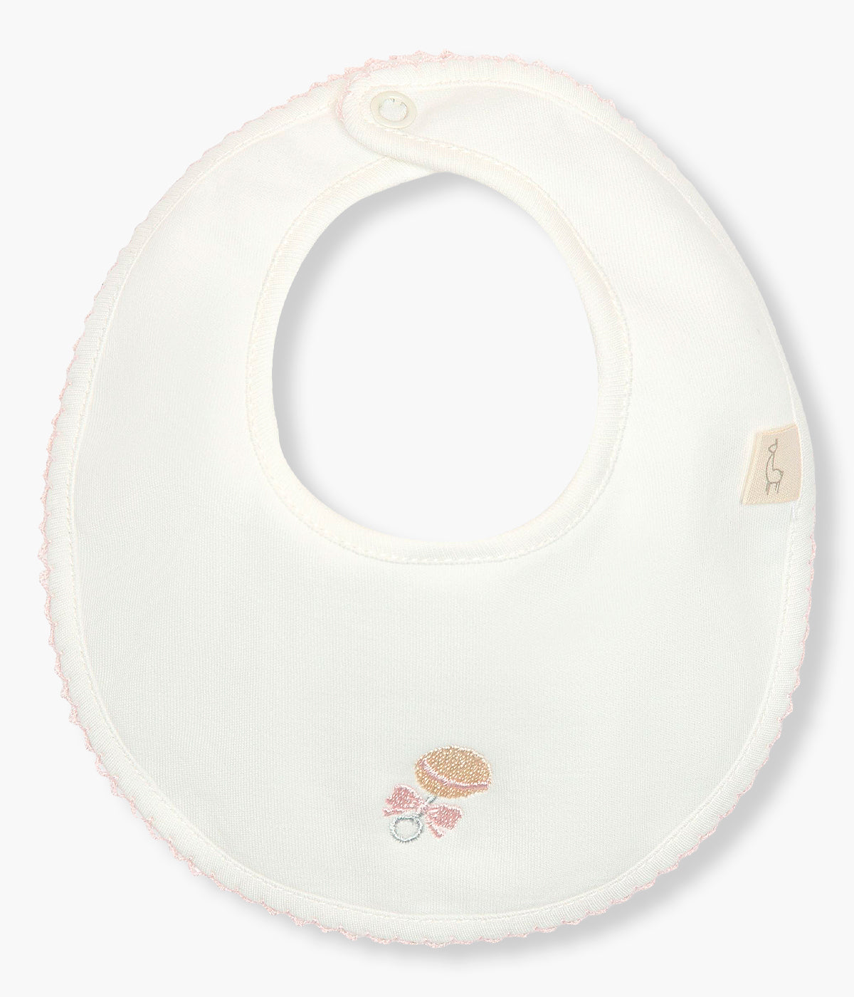 Vista de frente da babete impermeável pérola da Baby Gi para bebé menina e recém-nascida, 100% algodão. Elegante babete com rebordo em picueta rosa e pequeno guizo bordado na frente.