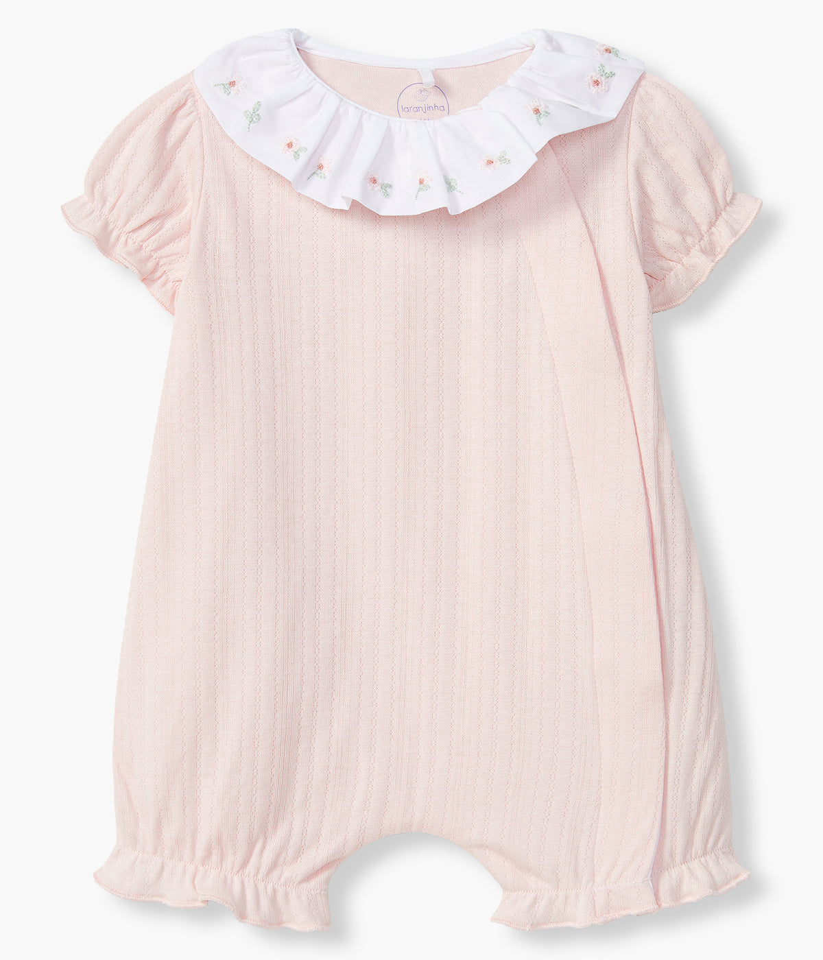 Vista de frente do fofo em algodão da Laranjinha para bebé menina e recém-nascida. Gola folho branca com pequenas flores bordadas. Detalhes na malha. Abertura na lateral com molas de pressão.