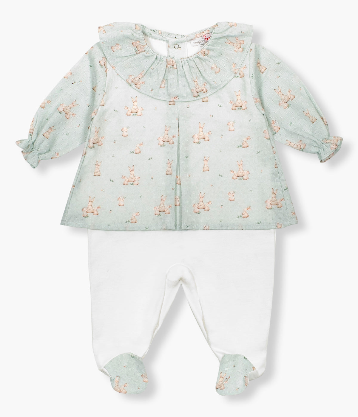 Vista de frente do babygrow em algodão da Mighty Love para bebé menina e recém-nascida. Gola folho, túnica e pés em verde com padrão coelhos. Parte inferior em tecido branco liso.