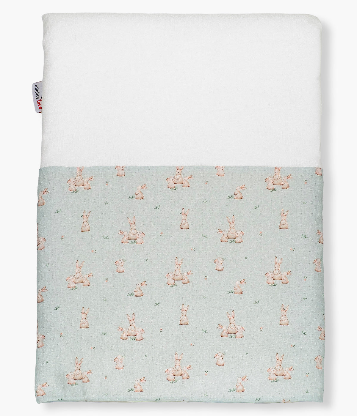 Manta com enchimento da Mighty Love para bebé menina e recém-nascida. Elegante manta branca de toque suave com faixa verde com padrão coelhos.