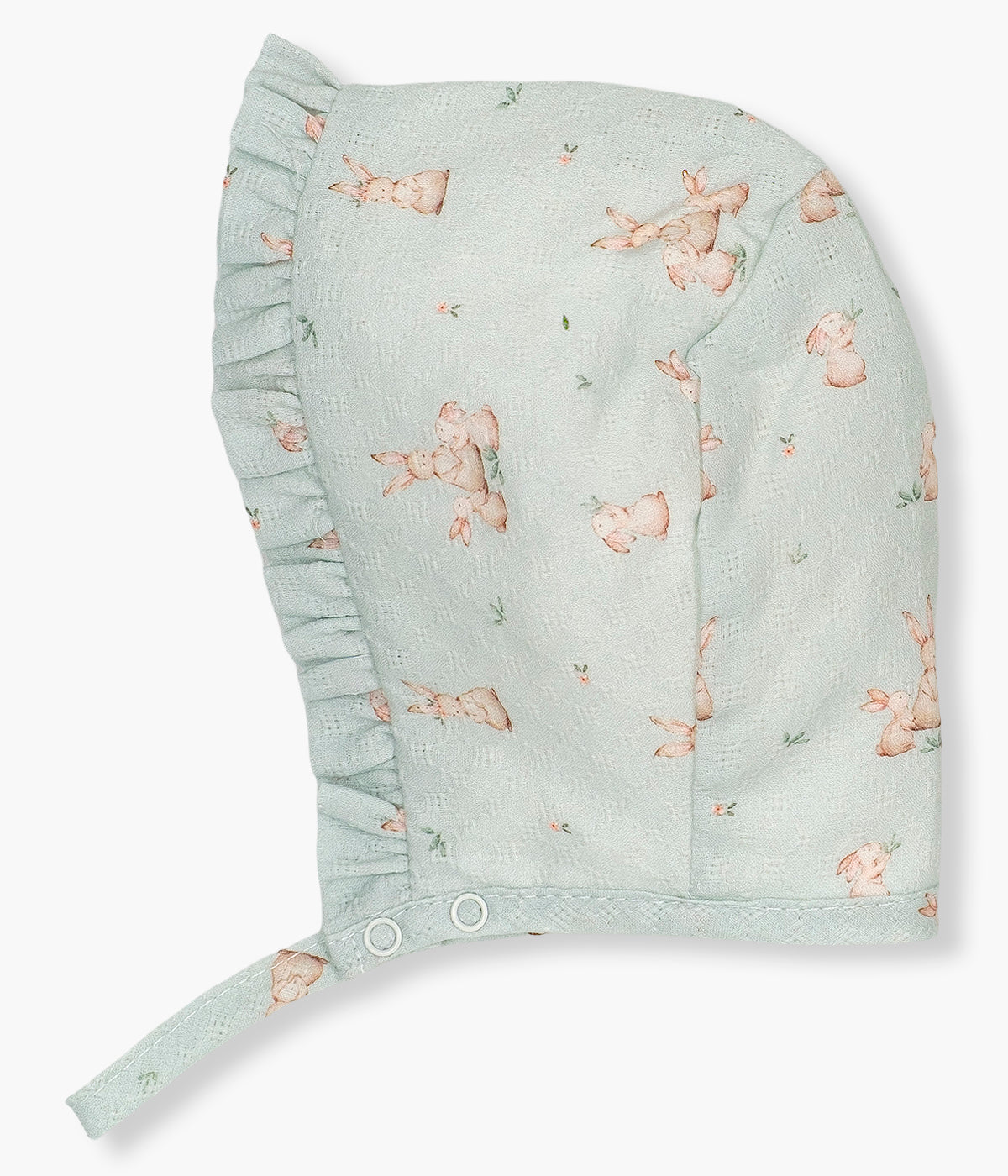 Vista de lado da touca verde da Mighty Love para bebé menina e recém-nascida, 100% algodão. Elegante touca com padrão coelhos e folho a toda a volta. Abertura com molas de pressão em duas medidas.