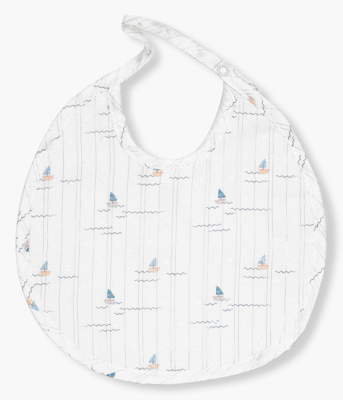 Babete impermeável branca da Mighty Love para bebé e recém-nascido(a), 100% algodão. Elegante babete com padrão barcos e pormenores brilhantes no tecido.