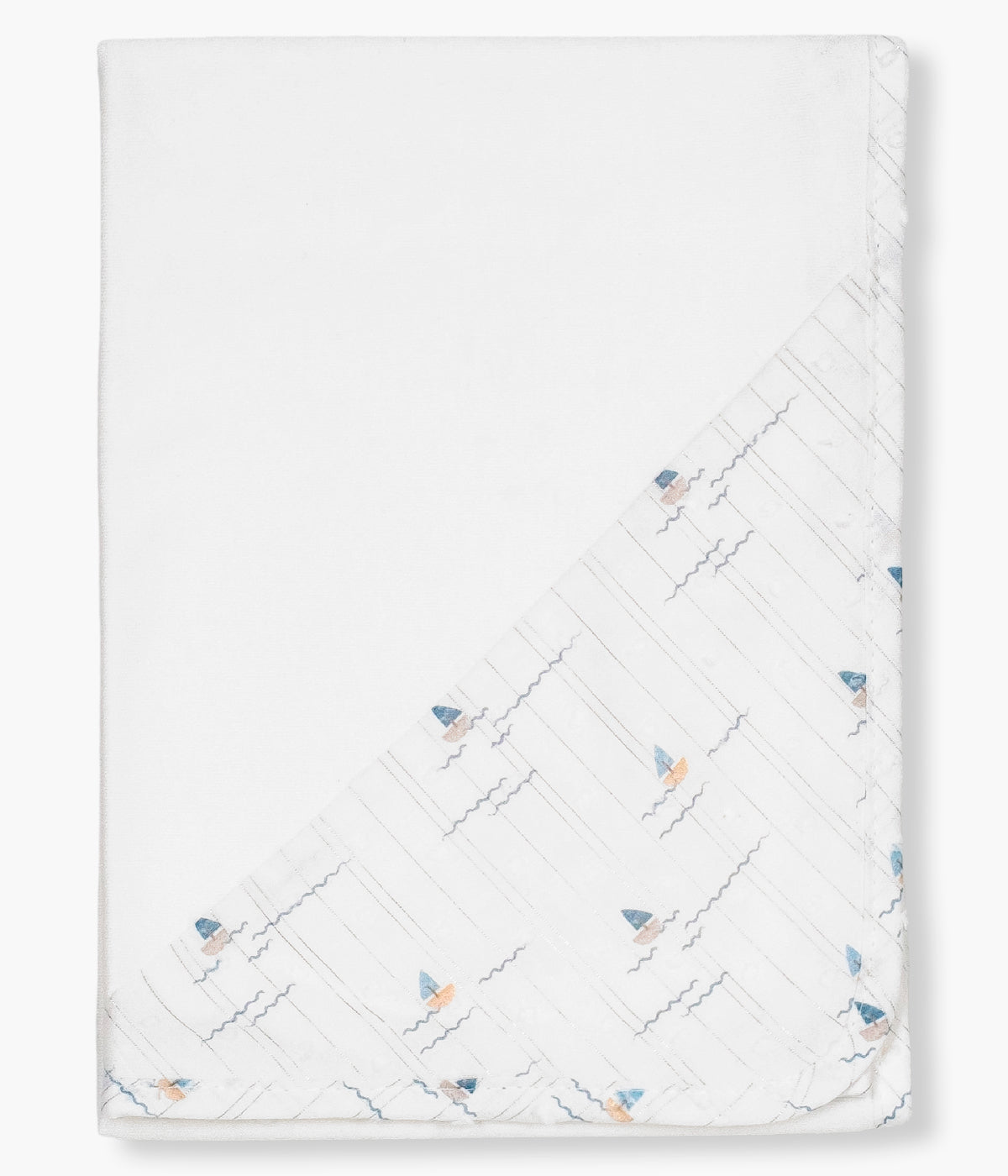 Fralda branca da Mighty Love para bebé e recém-nascido(a). Elegante fralda em tecido com detalhe no canto e rebordo com padrão barcos e pormenores brilhantes no tecido.