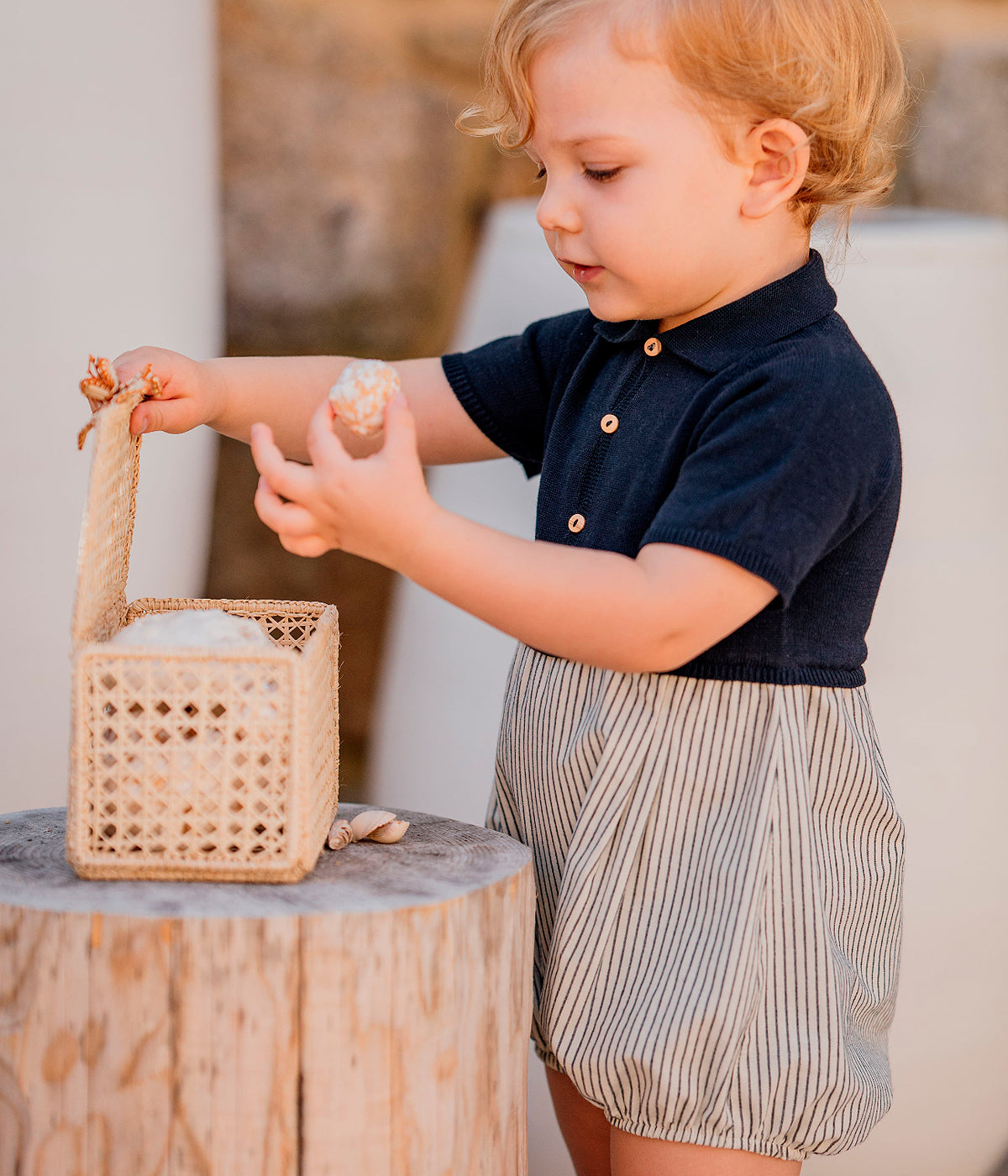 Bebé a vestir um fofo da Wedoble para bebé menino e recém-nascido.