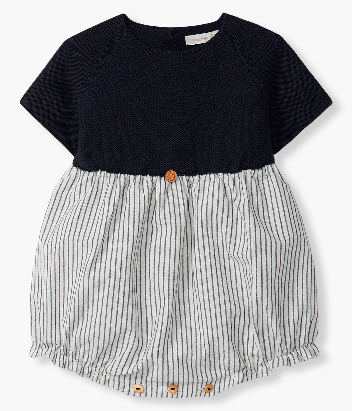 Vista de frente do fofo da Wedoble para bebé e recém-nascido(a). Elegante fofo com parte superior em malha de algodão orgânico azul. Parte inferior em tecido efeito balão em algodão branco com padrão riscas azuis.