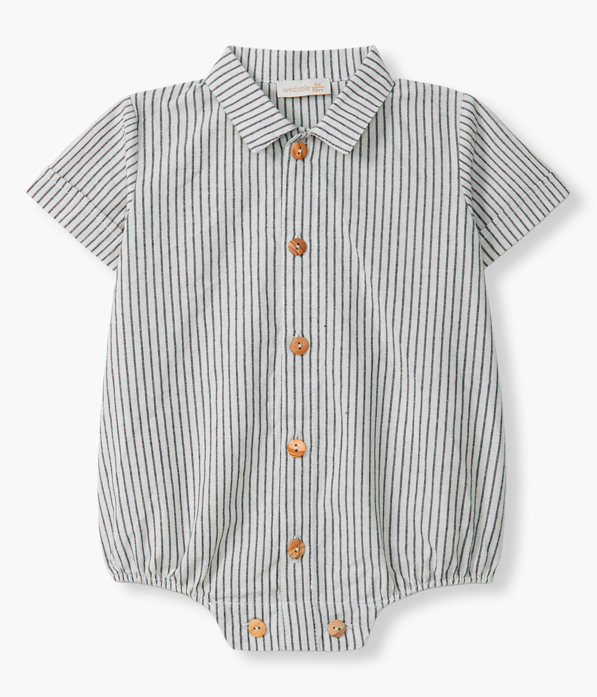Vista de frente do fofo em algodão da Wedoble para bebé menino e recém-nascido. Elegante fofo branco tipo camisa com gola bico cortada e riscas azuis. Abertura na frente e entrepernas.