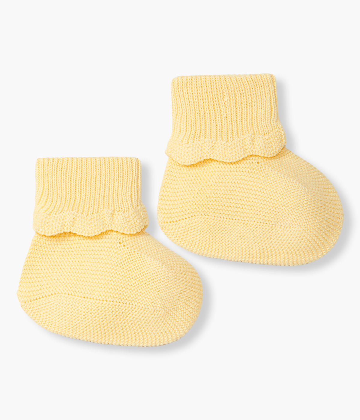 Par de carapins em malha de algodão orgânico amarelo da Wedoble para bebé e recém-nascido(a). Carapins com formato de bota com dobra ondulada.