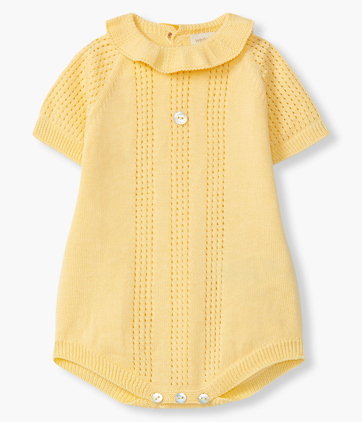 Vista de frente do fofo em malha de algodão orgânico amarelo da Wedoble para bebé e recém-nascido(a). Delicado fofo com gola folho, detalhes perfurados na malha e botão madrepérola decorativo. Abertura nas costas e entrepernas.