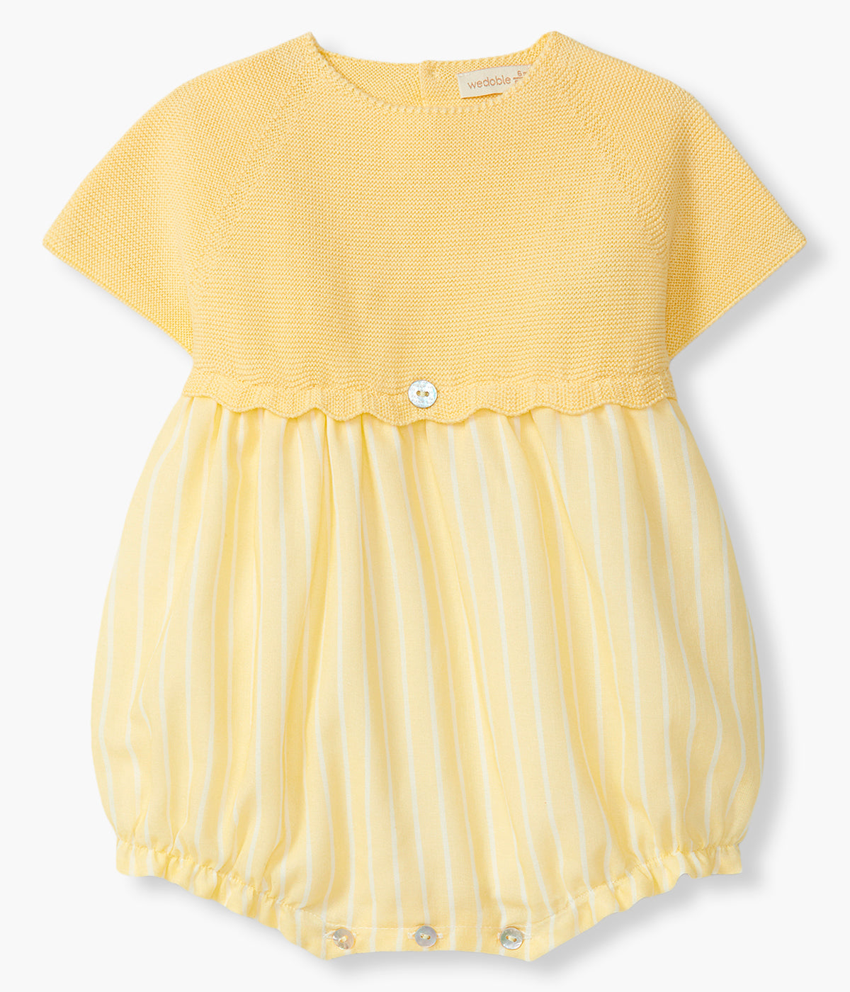 Vista de frente do fofo da Wedoble para bebé e recém-nascido(a). Elegante fofo com parte superior em malha de algodão orgânico amarelo. Parte inferior em tecido efeito balão em algodão branco com padrão riscas brancas.